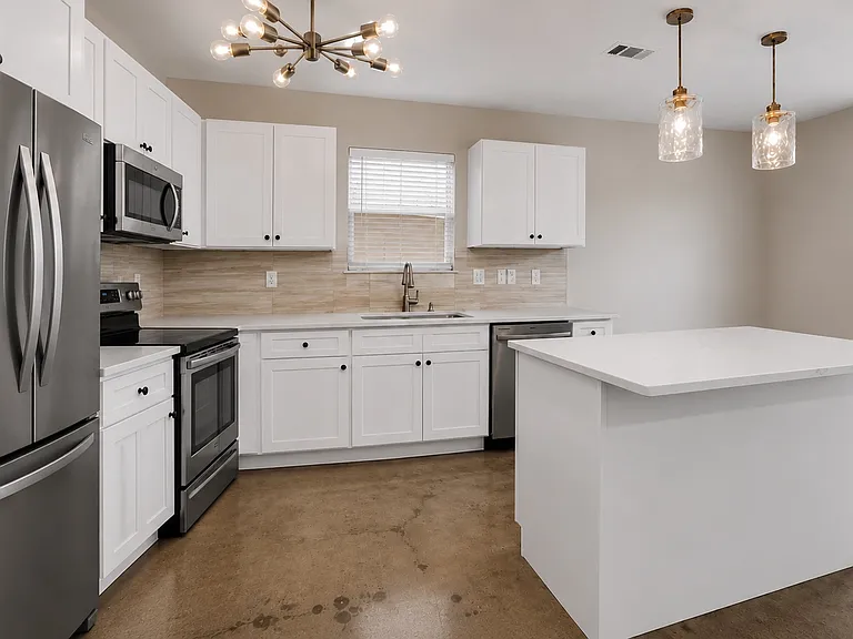 1370 Dow Pl — Photo 2