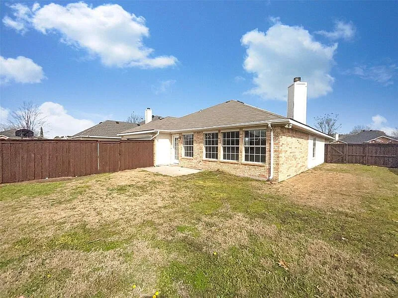 3 bed, 2.0 bath, 1957 sqft, $2,490 — Photo 2