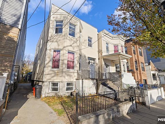 2nd image of 124 18th St