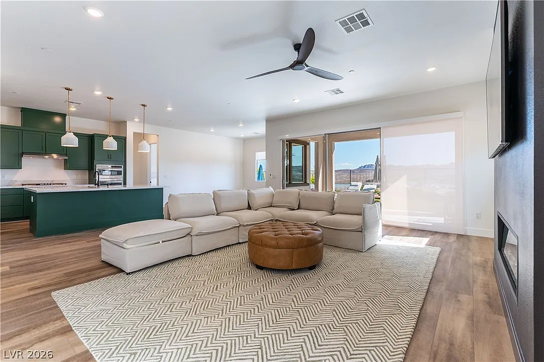 4 bed, 3.5 bath, 2629 sqft, $5,795 — Photo 4
