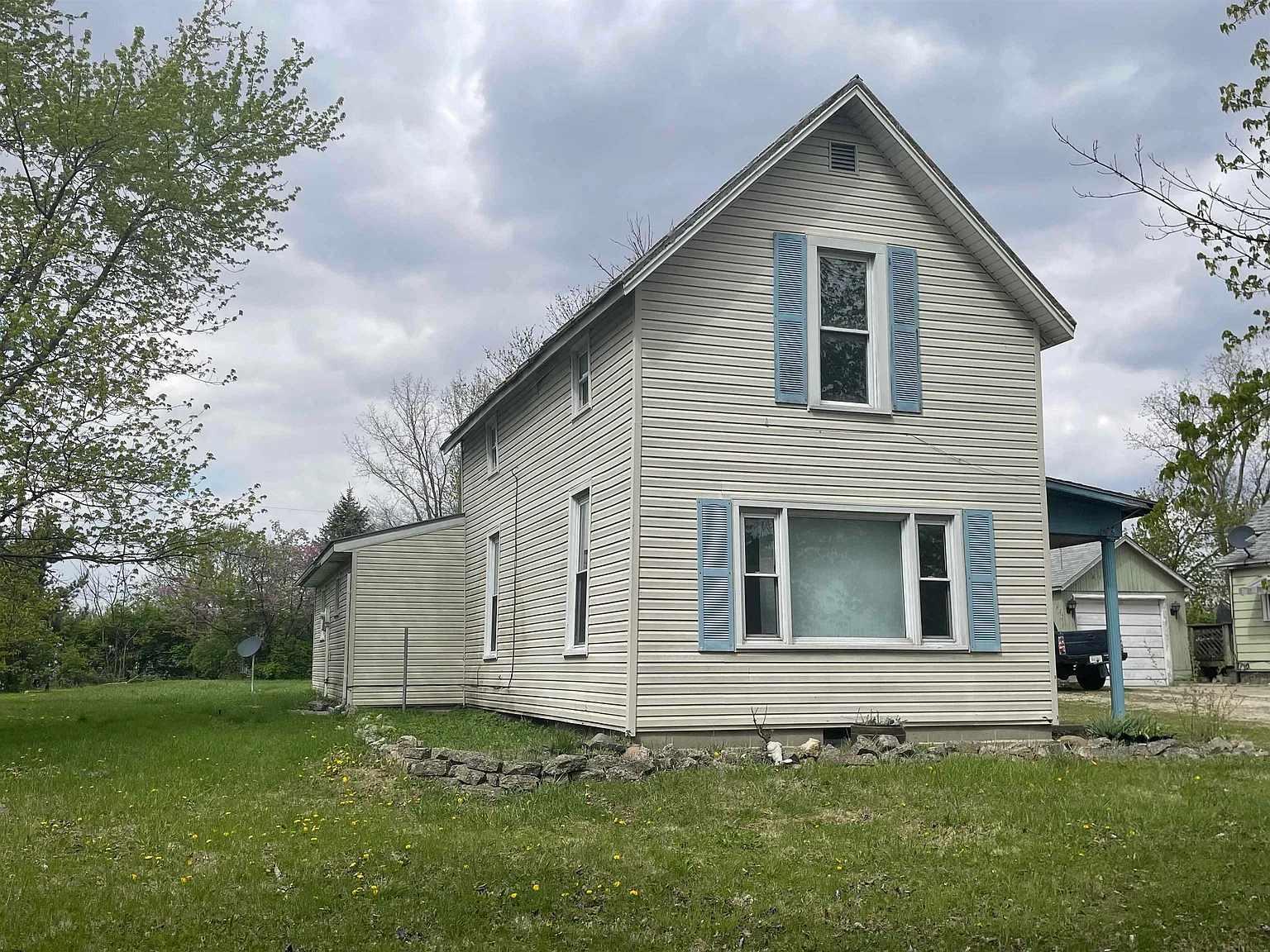 1240 W Oak St photo 1