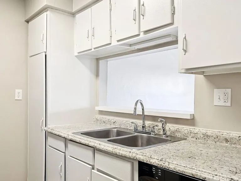 12th & Beach Apartments — Photo 35