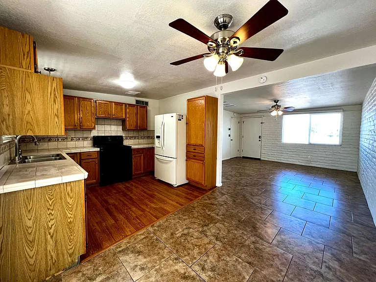 8024 E Victoria Dr — Photo 1