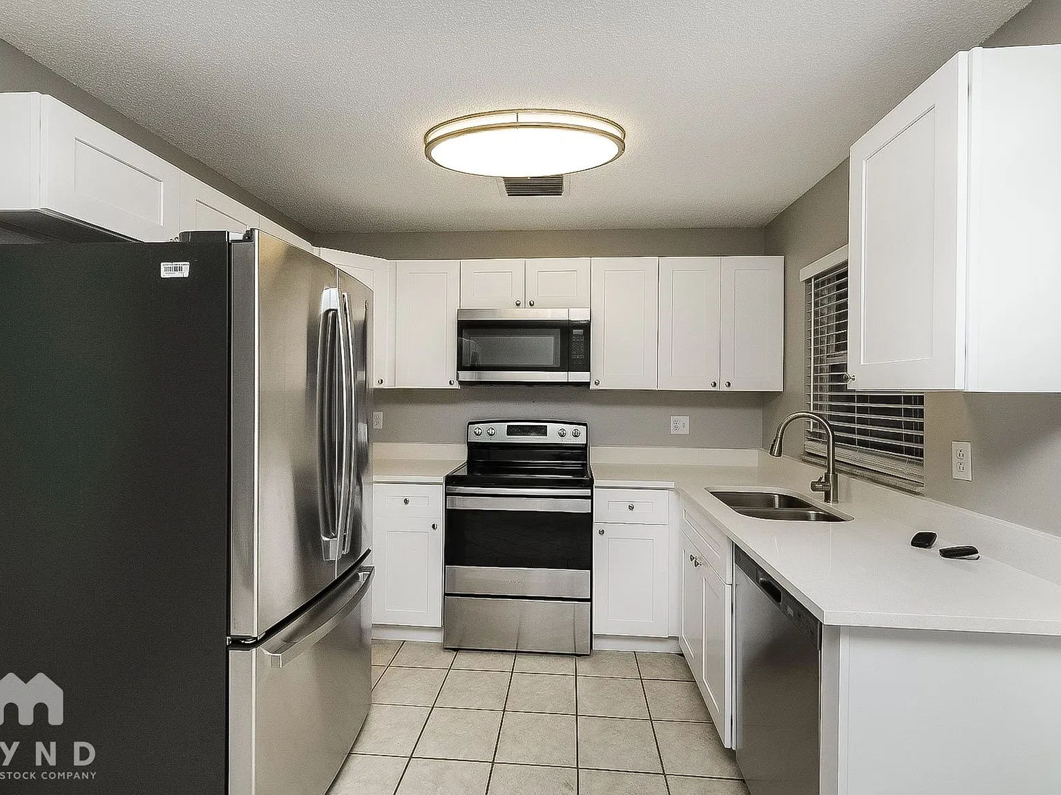 3 bed, 2.0 bath, 1067 sqft, $1,905 — Photo 2