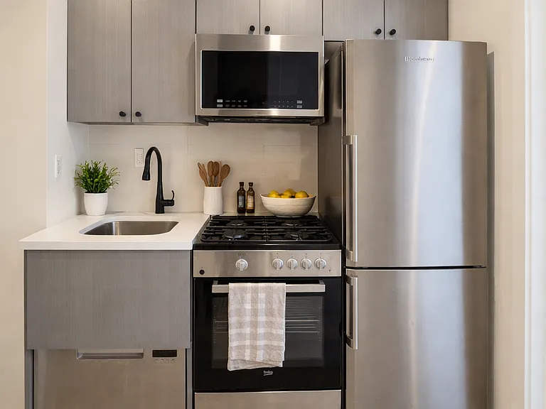 33 Henry St #12 — Photo 1