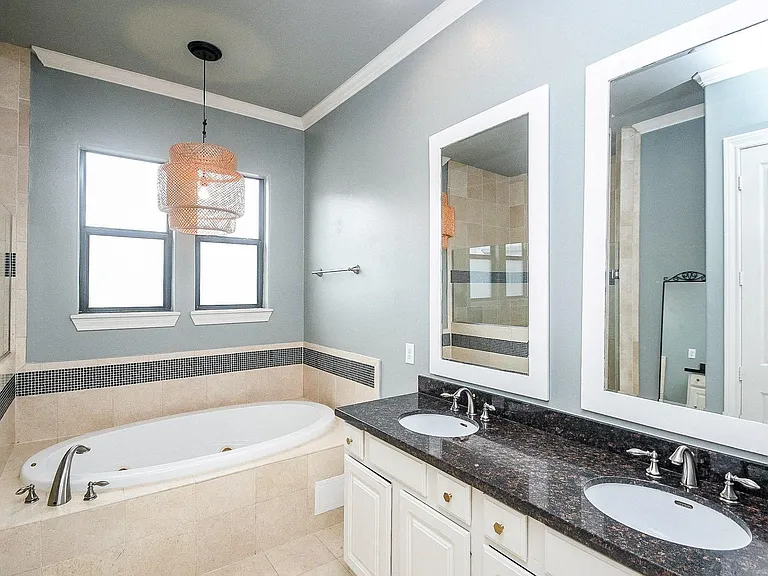 2222 Hilshire Lake Dr — Photo 24