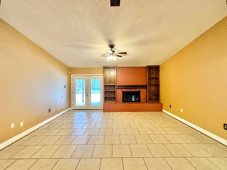 912 Laurie Ln — Photo 16