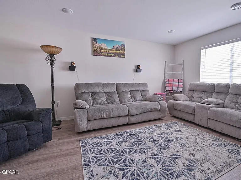 809 Thames Ct — Photo 2