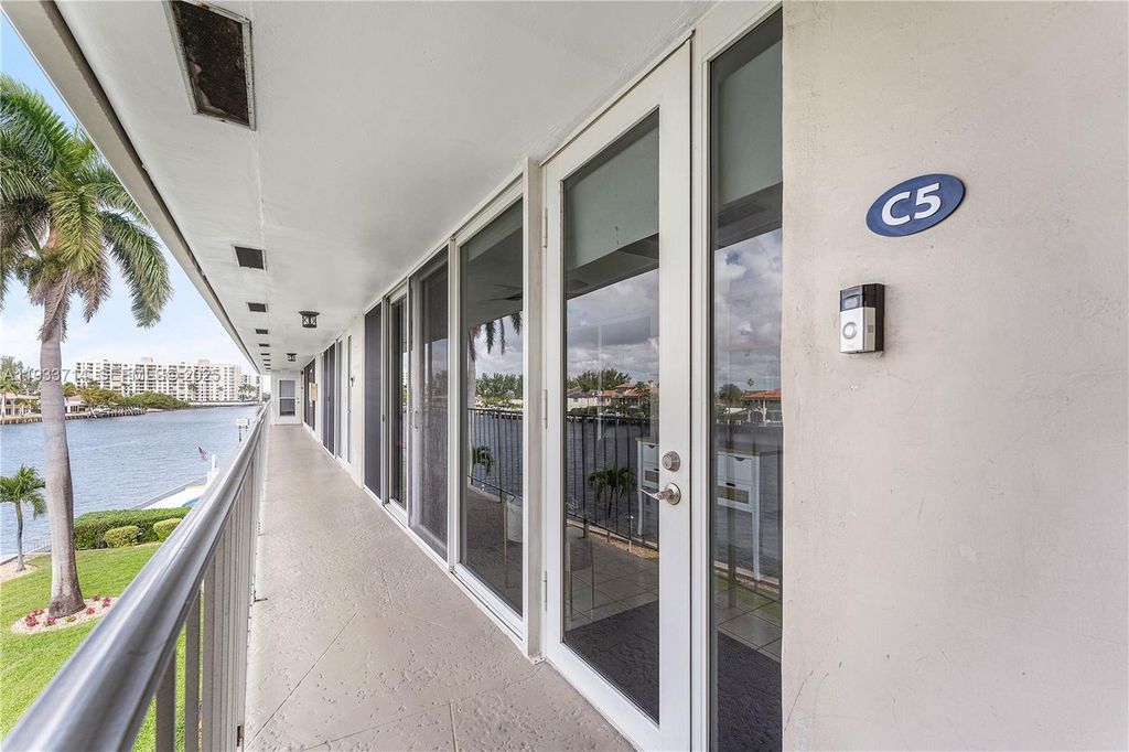 743 N Riverside Dr APT 5C, photo 3