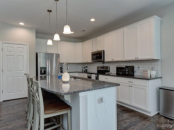 5th image of 7601 Denbur Dr