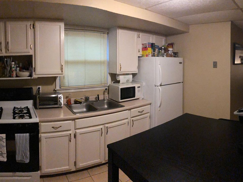 1st image of 140 Woodside Grn