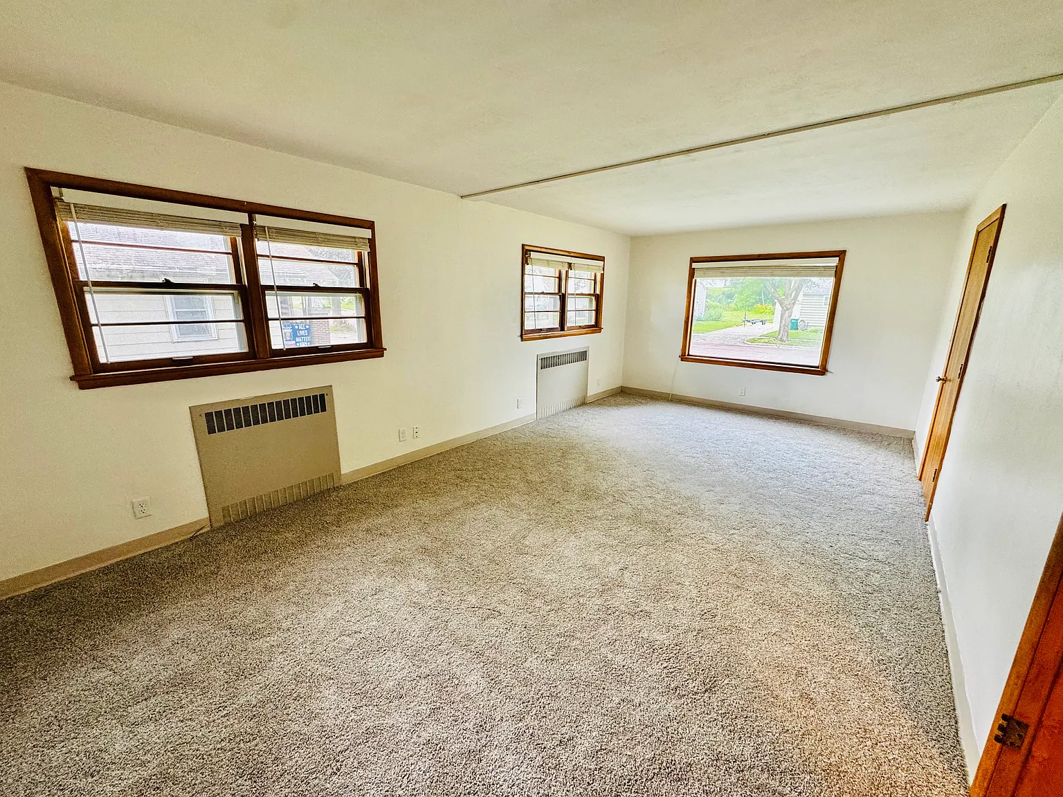 3 bed, 1600 sqft, $1,075 — Photo 2