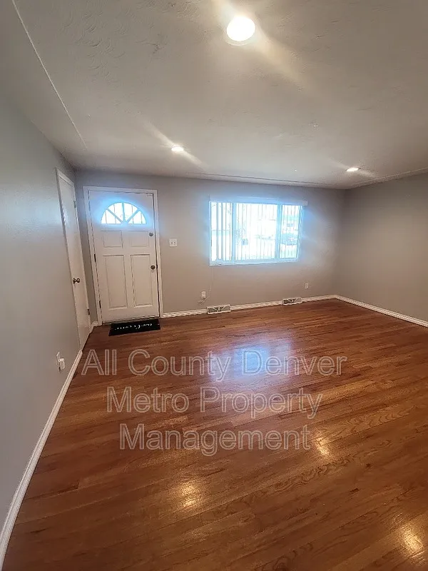 3 bed, 1.5 bath, 1120 sqft, $2,095 — Photo 2