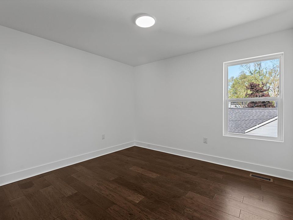 35635 Joy Rd, photo 16