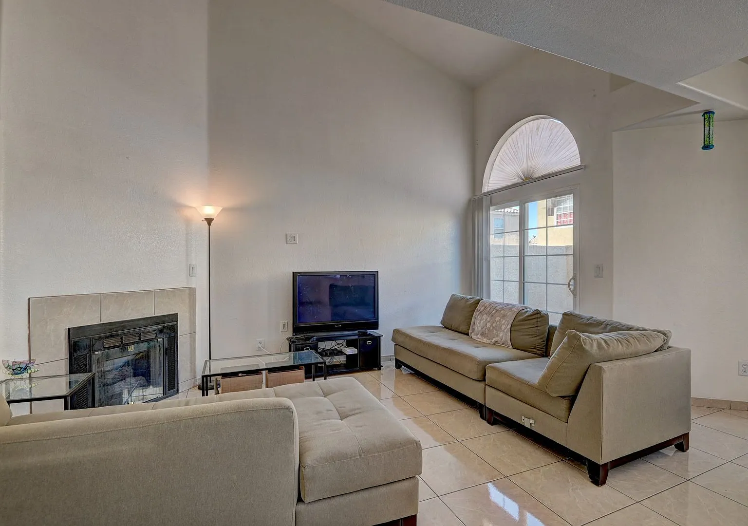 Townhouse with 2 Bedroom, 2 Bath and a 2 Car Garage! — Photo 4