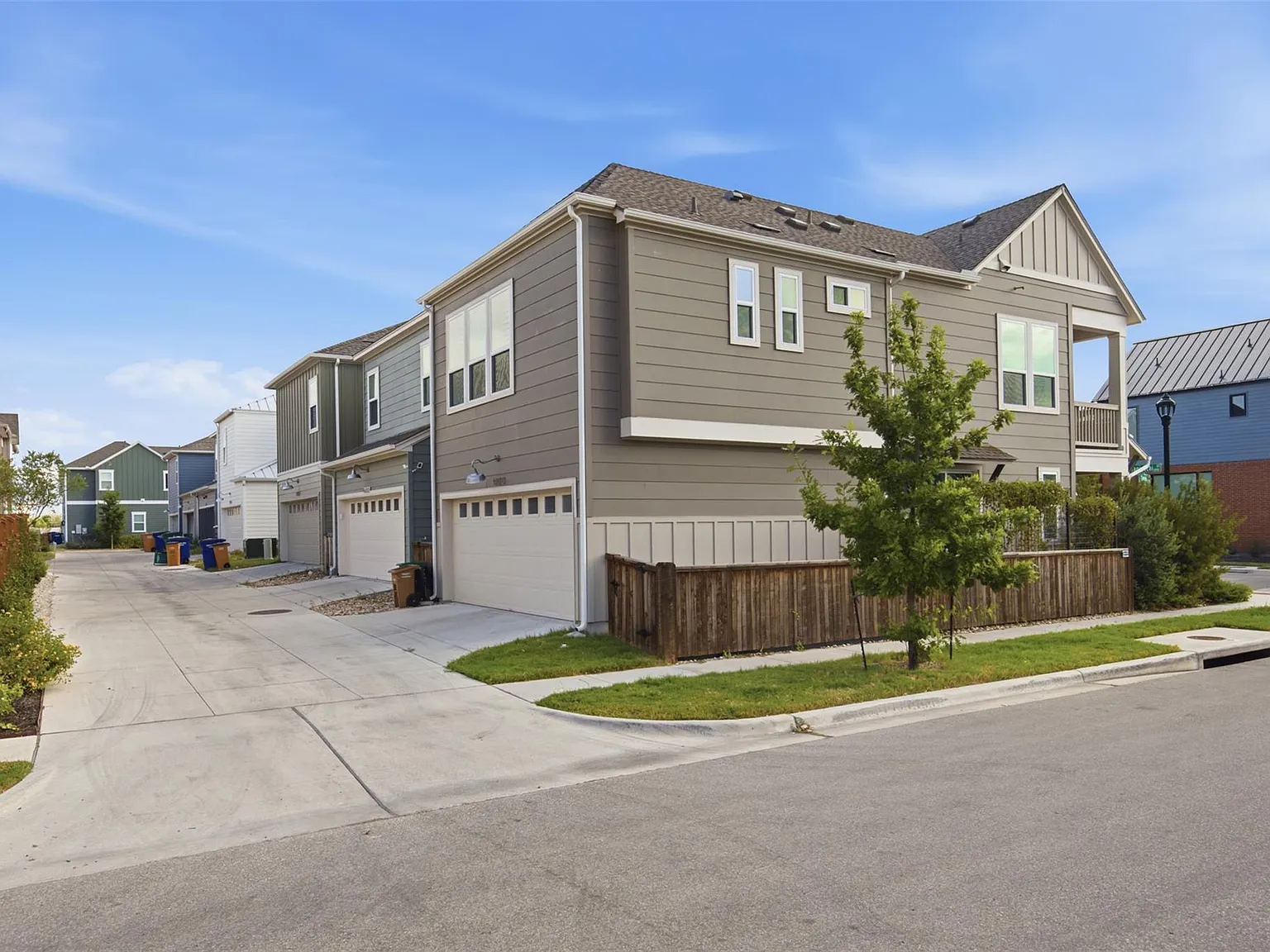 2 bed, 2.5 bath, 1438 sqft, $3,300 — Photo 4