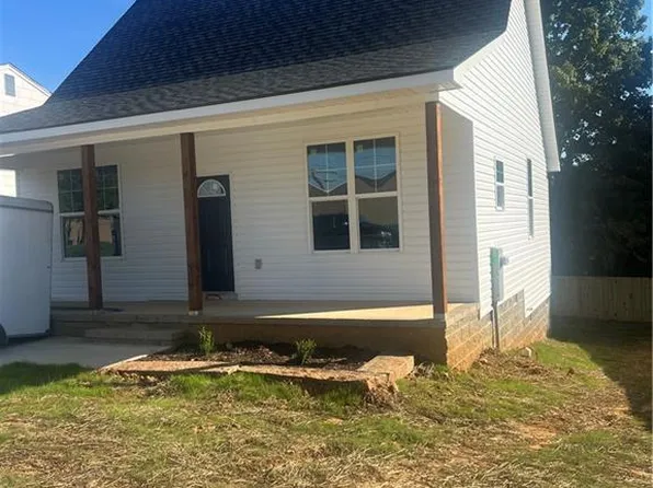 915 Redding Dr, High Point, NC 27260