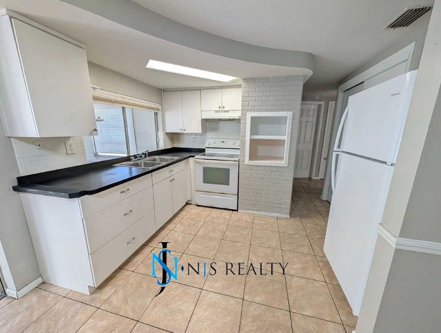 Spacious 2 Bedroom 1.5 Bath With Bonus Room! — Photo 4