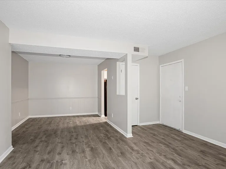 Orleans Apartments — Photo 21