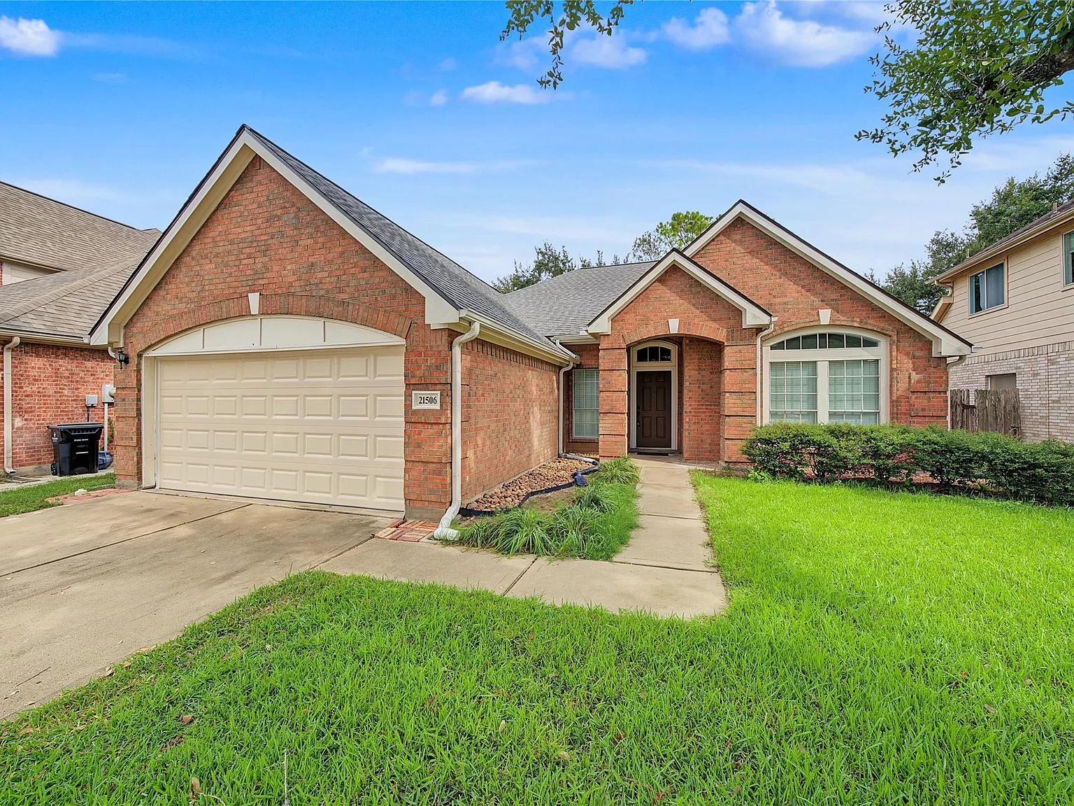 3 bed, 2.0 bath, 2079 sqft, $2,150 — Photo 3