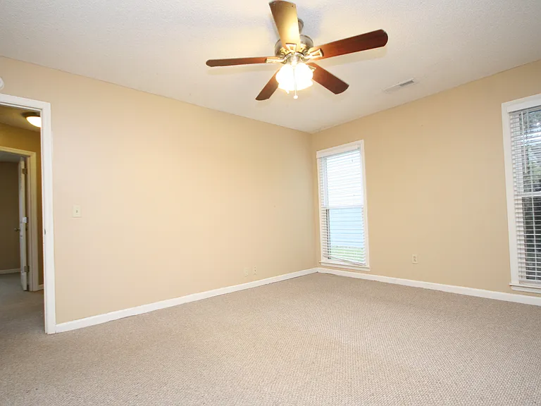 104 Hollington Dr NE — Photo 20