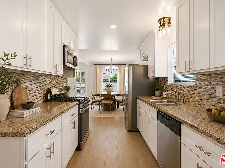 6033 Fallbrook Ave — Photo 4