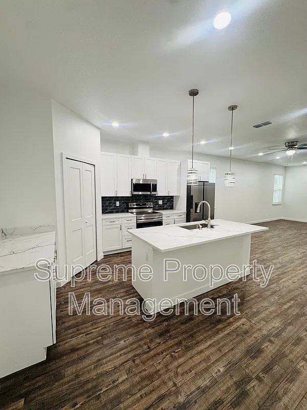 3 bed, 2.0 bath, 1562 sqft, $2,300 — Photo 3