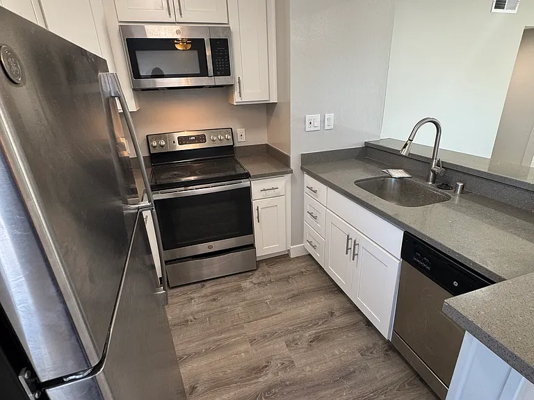 Lawrence Arms Apartments — Photo 21