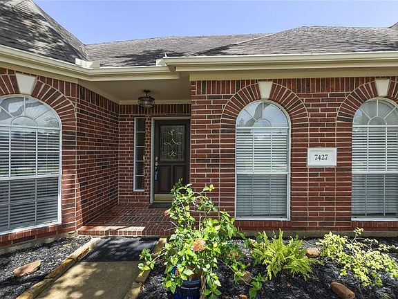 AMPLE WINDOWS THAT OFFER PLENTY OF LIGHT