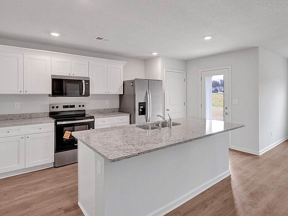 3rd image of 3402 Hawthorn Way