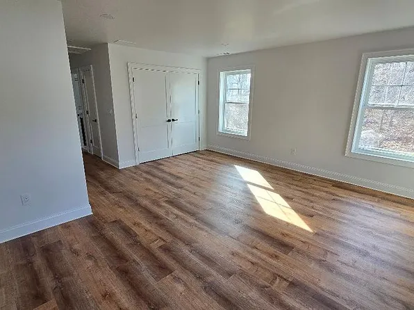 21 Oakwood Ave, Pawcatuck, CT 06379