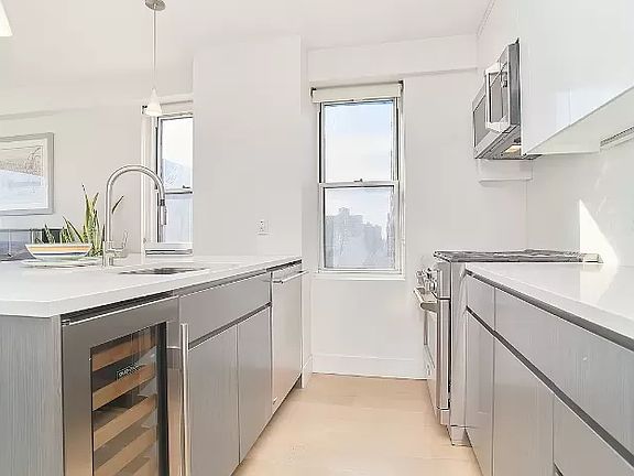 5th image of 340 E 64th St APT 27A