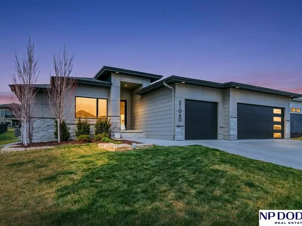 21060 Joseph St, Elkhorn, NE 68022