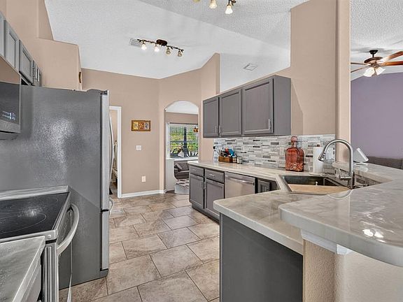 4th image of 19 RED OAK PLACE