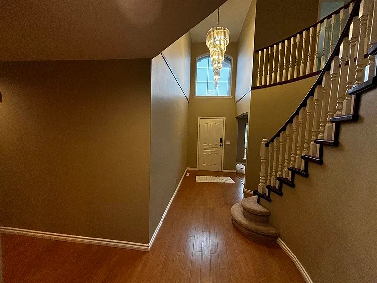 1605 Salal Cres — Photo 2