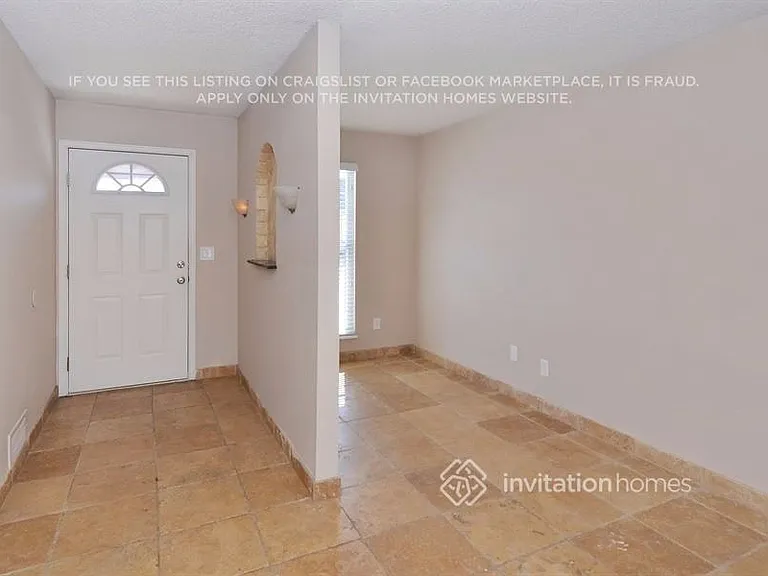 2851 S Genoa St — Photo 3