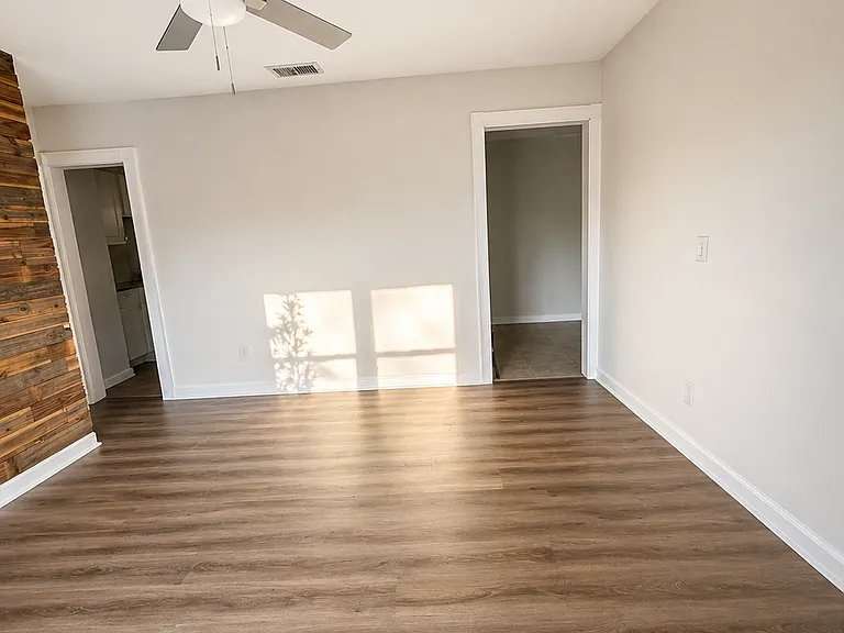 1715 N Bumby Ave — Photo 7