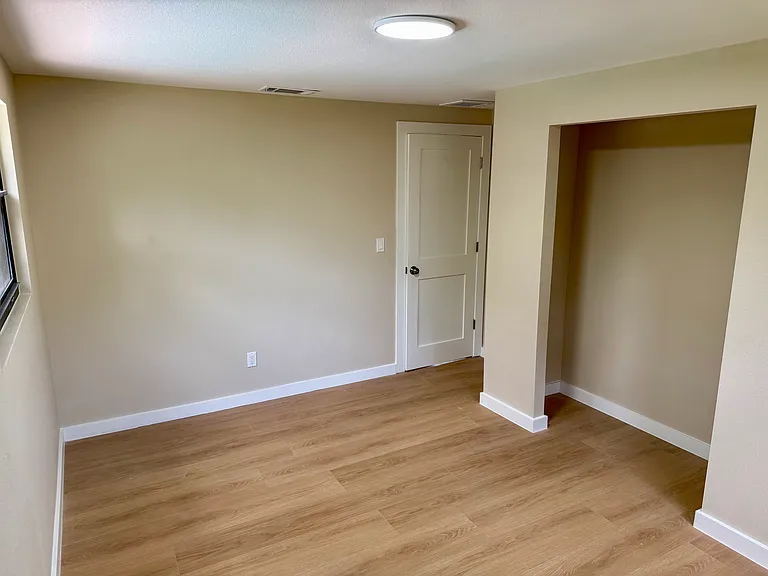 985 Cedarwood Ave — Photo 7