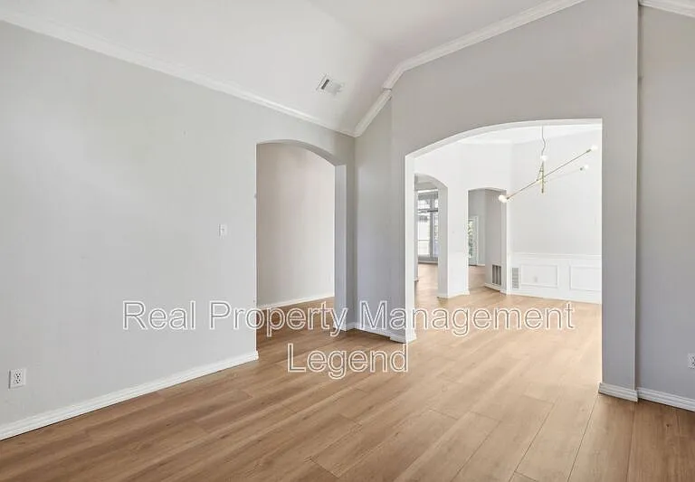 8012 Greenwood Dr — Photo 5
