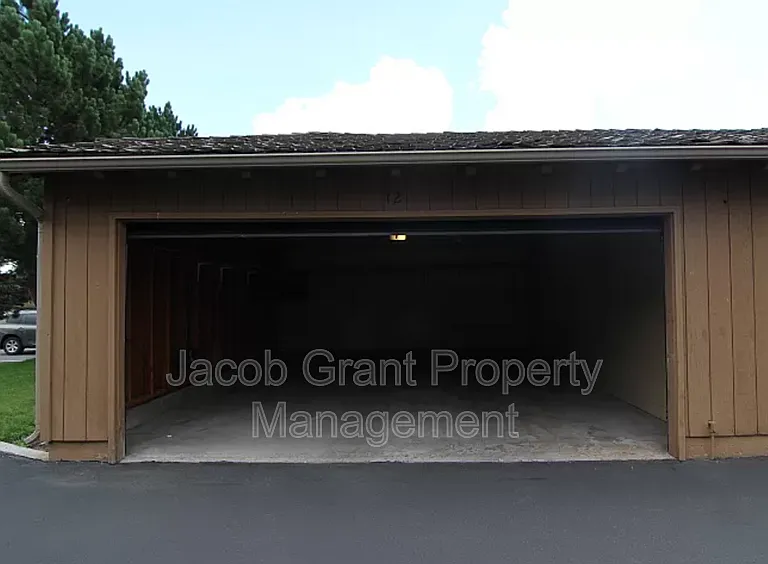 612 John Adams Ct — Photo 10