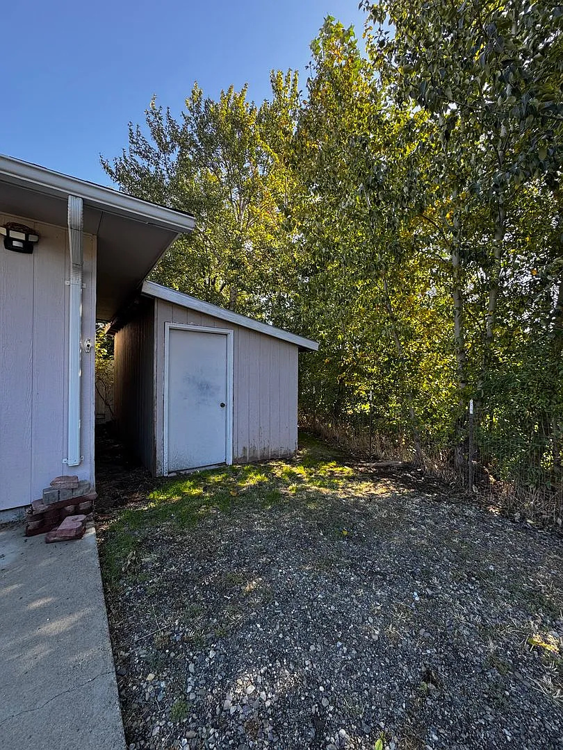 Spacious 5-Bedroom Home Close to CWU — Photo 3