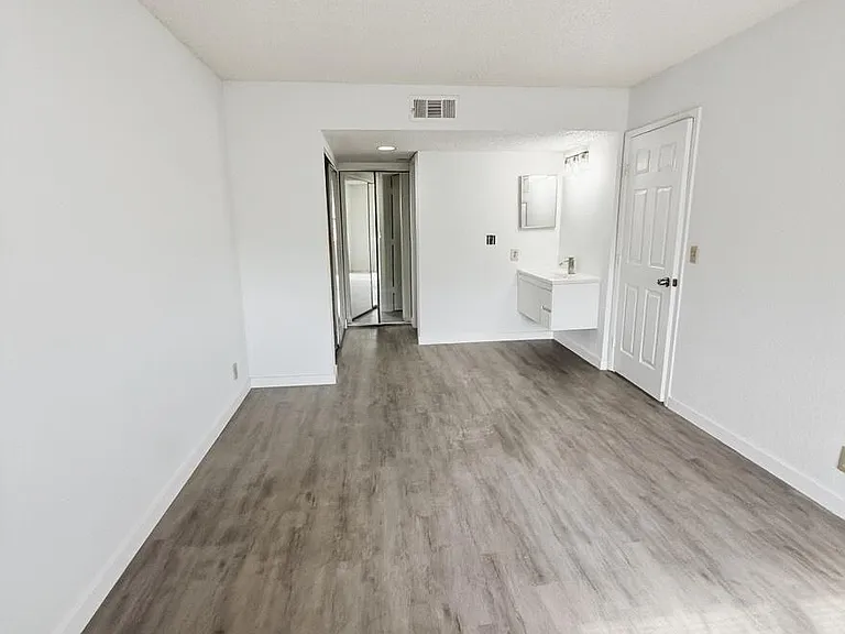 1516 SE Royal Green Cir #202 — Photo 5