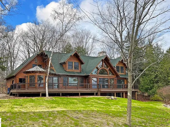 7150 NW Bayshore Dr, Northport, MI 49670