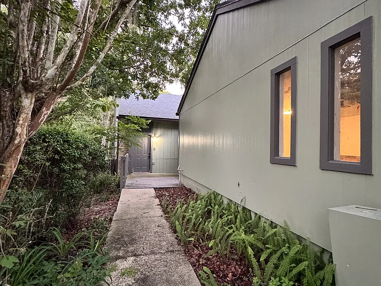 1631 NW 19th Cir — Photo 34