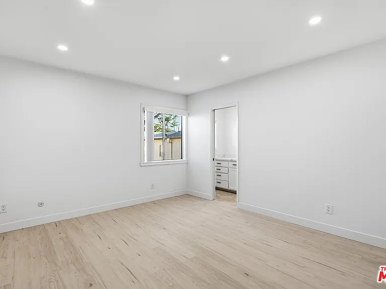 13025 Moorpark St #208 — Photo 14