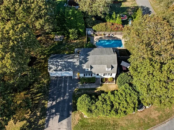 39 Secluded Dr, South Kingstown, RI 02879