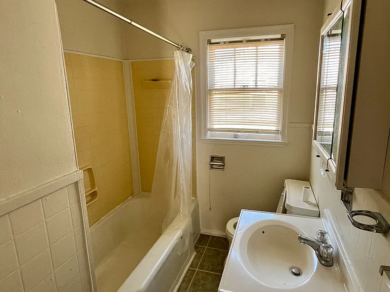 1004 W Walkup Ave — Photo 6