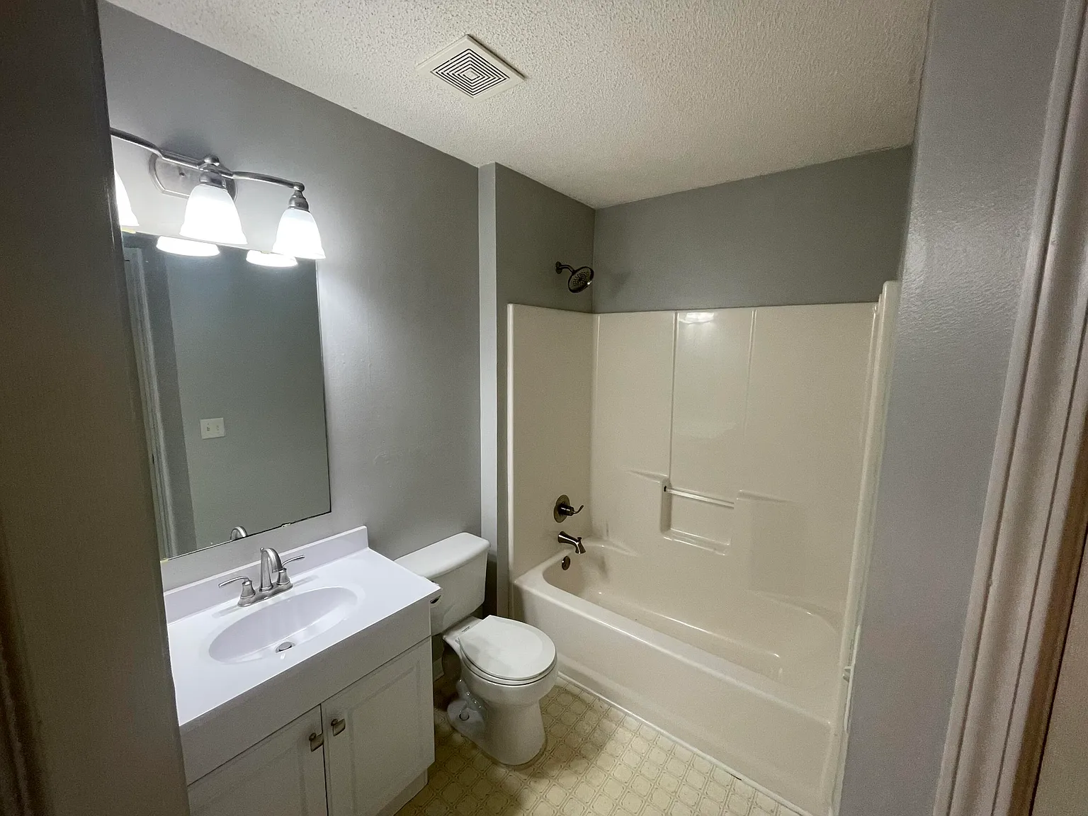 3 bed, 1074 sqft, $1,900 — Photo 2