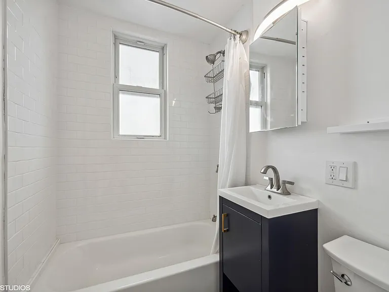 1637 W Barry Ave #1 — Photo 5
