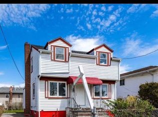 19 6th St, Westbury, NY 11590